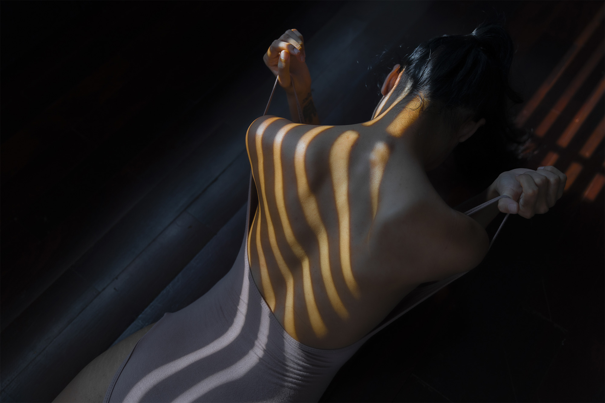 Kobieta rozciągająca się przed randką