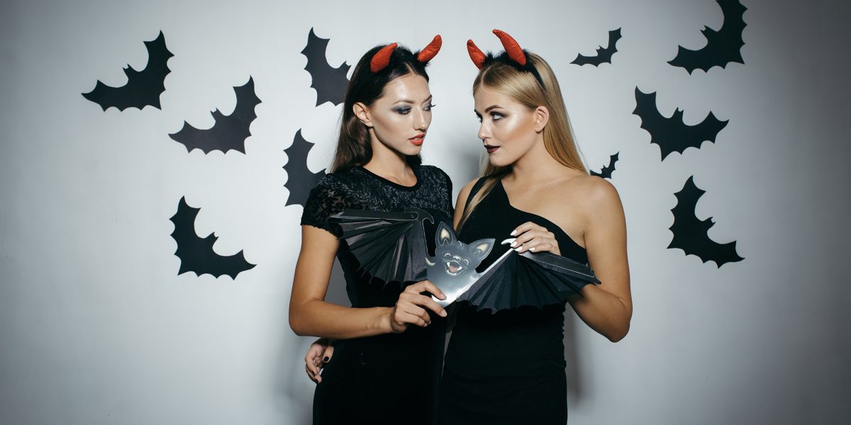Dwie kobiety w halloweenowej stylizacji z nietoperzami w tle – promocja Dolores na darmowe ogłoszenia do końca października